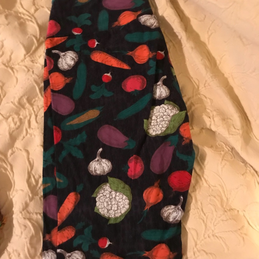 Lularoe OS vegetable leggings